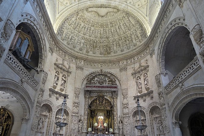 Alcazar, Cathedral and Giralda Guided Tour with Priority Tickets - The Royal Alcázar: Many Centuries in One Palace