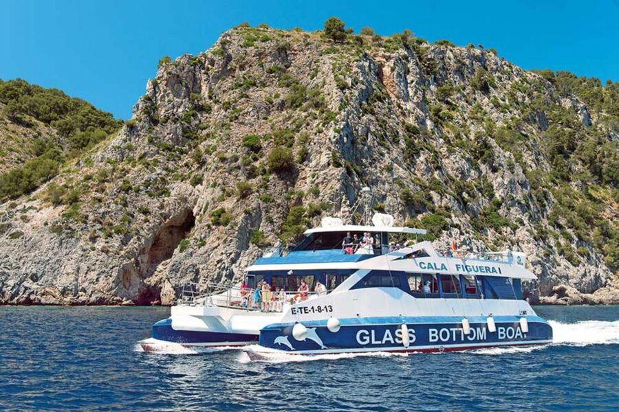 Alcudia: Boat Trip to Coll Baix - Food, drinks, and the onboard setup