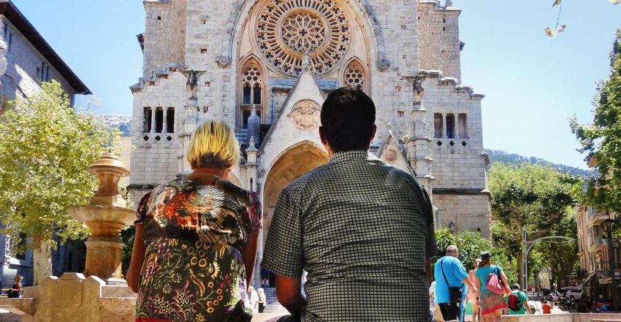Alcudia/Marratxi: Valldemossa & Soller Tour by Tram & Bus - Sóller’s square, church, and modernist details