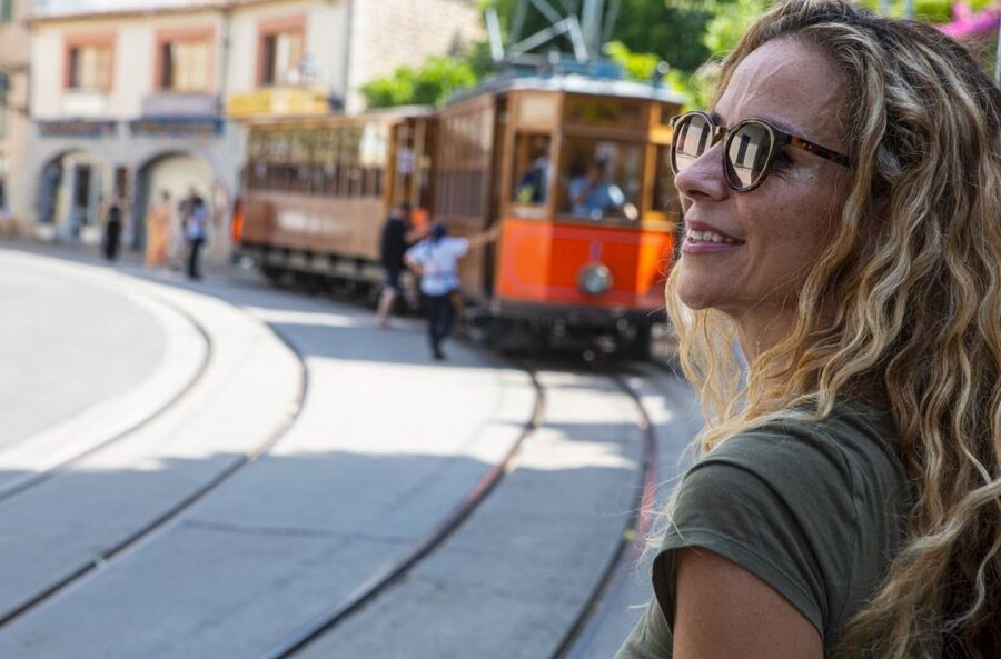 Alcudia/Marratxi: Valldemossa & Soller Tour by Tram & Bus - What the guides add to the experience