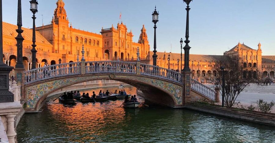 Algarve: Seville Full-Day Shopping and Sightseeing Tour - Santa Cruz and the shopping streets