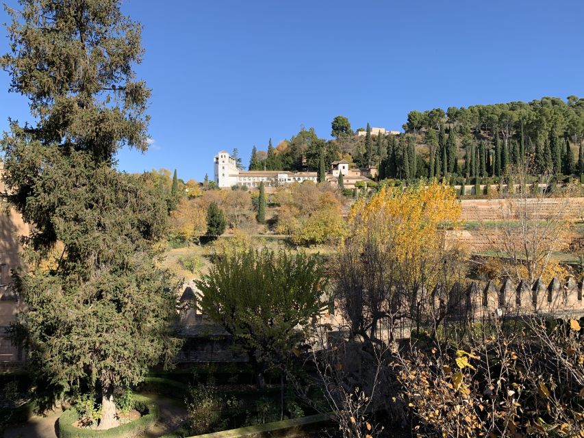 Alhambra and Nasrid Palaces Guided Tour with Tickets - Generalife gardens and the best views
