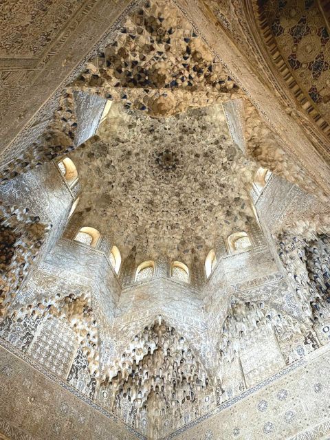 Alhambra and Nasrid Palaces Guided Tour with Tickets - The guide can make or break the three hours