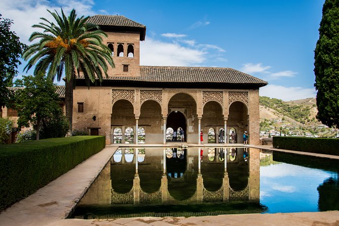 Alhambra and Nasrid Palaces Ticket with Audioguide - How the self-guided audio tour works