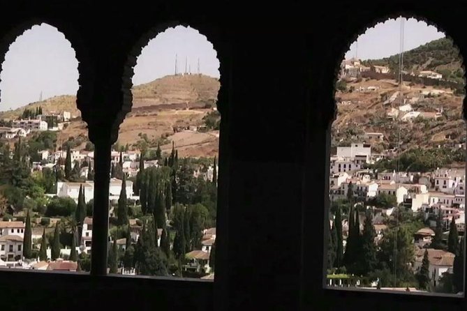 Alhambra &Charles Palace Guided Tour with Optional Nasrid Palaces - Charles V Palace, an unexpected change of style