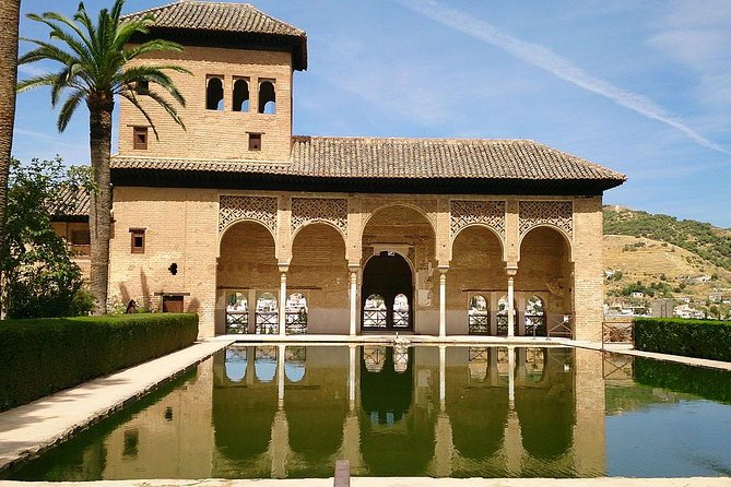 Alhambra &Charles Palace Guided Tour with Optional Nasrid Palaces - Walking, timing, and group size