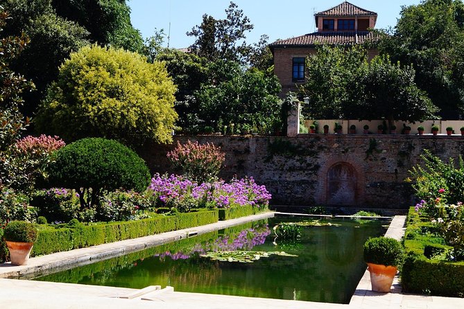 Alhambra Complete: Ticket Skip-the-Line Nasrid Palace and Generalife with Guide - The Nasrid Palaces, the essential timed visit
