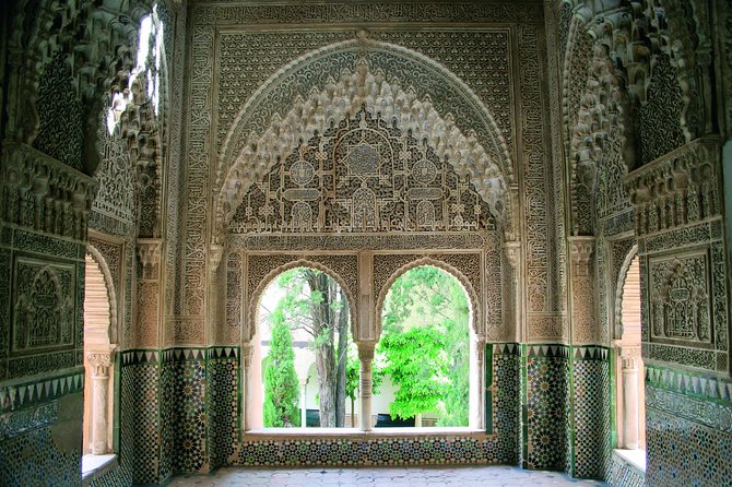 Alhambra Complete: Ticket Skip-the-Line Nasrid Palace and Generalife with Guide - Charles V’s Palace and the Christian chapter