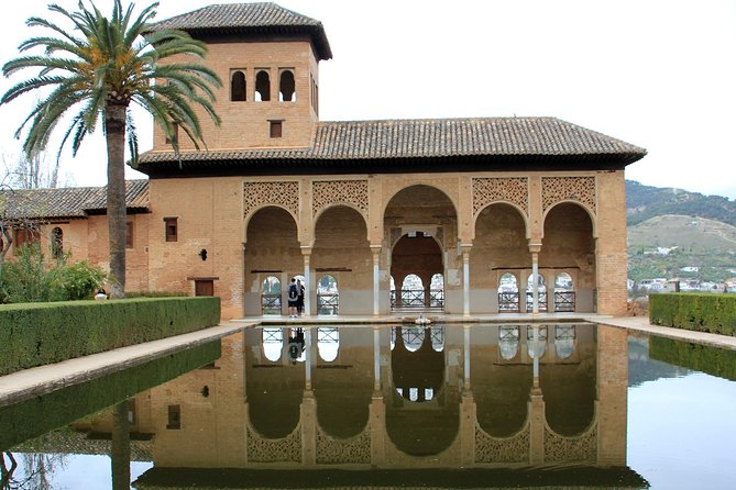 Alhambra Complete: Ticket Skip-the-Line Nasrid Palace and Generalife with Guide - Generalife gardens and the royal retreat