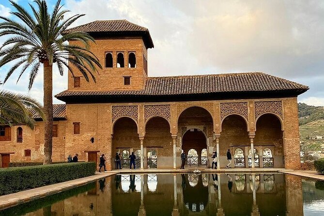 Alhambra Experience – Explore Nasrid Palaces & Generalife Gardens - Stop 1: The Alhambra complex and its broad views