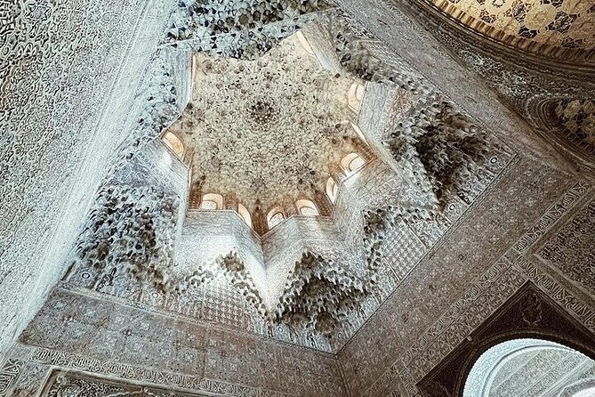Alhambra Experience – Explore Nasrid Palaces & Generalife Gardens - Stop 2: The Nasrid Palaces and the assigned entry time