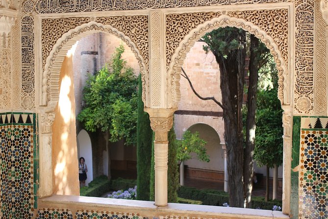 Alhambra & Generalife Skip the Line Premium Tour including Nasrid Palaces - The Alcazaba and its fortress views