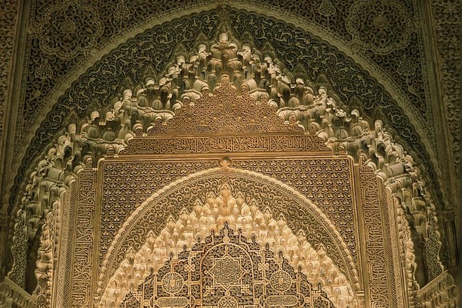 Alhambra & Generalife Skip the line Small Group including Nasrid Palaces - Finding the meeting point without a stressful start