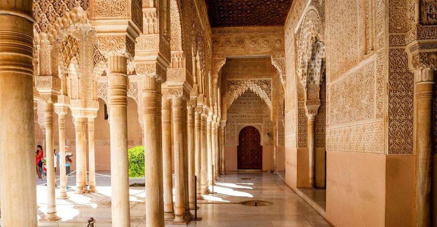 Alhambra & Generalife Tour including Transport & Admission - Getting from central Granada to the hilltop