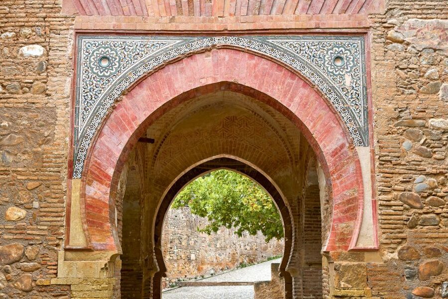 Alhambra, Nasrid Palaces, and Generalife 3-Hour Guided Tour - Courtyards, fountains, and the art of slowing down