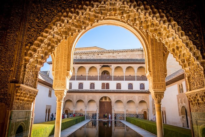 Alhambra: Small Group Tour with Local Guide & Admission - Palace of Charles V: a sharp change in style