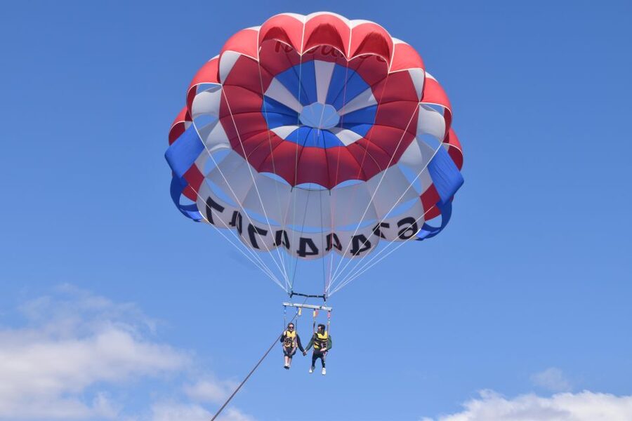 Alicante: Boat Trip and Parasailing Experience with Drink - Getting ready for the 150-meter ascent