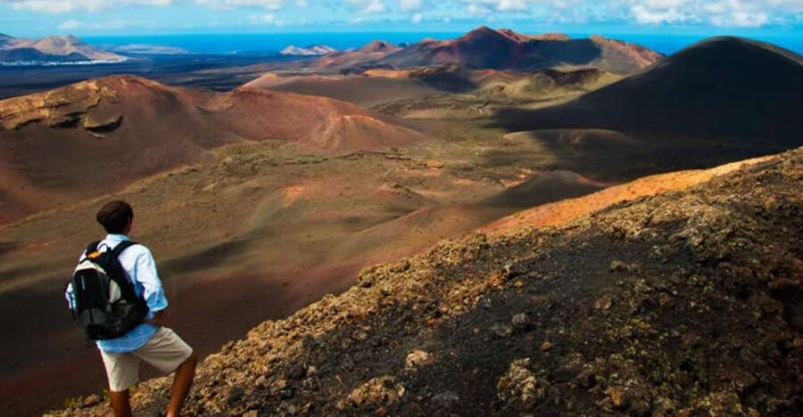 Arrecife/Playa Blanca: Timanfaya National Park Area Day Tour - El Golfo and Green Lake by the coast