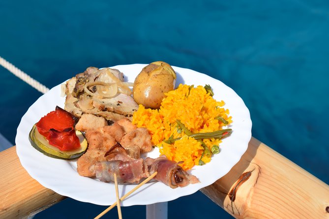 Barca Samba: The best boat experience in Mallorca - Lunch with a Mallorca-style buffet