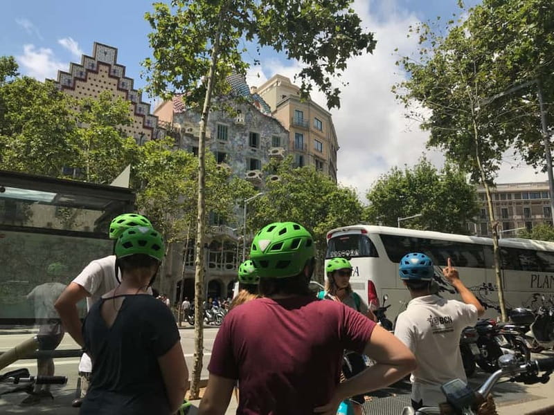 Barcelona: 1.5-Hour Sightseeing Tour by Bike/Electric Bike - La Boqueria and La Rambla
