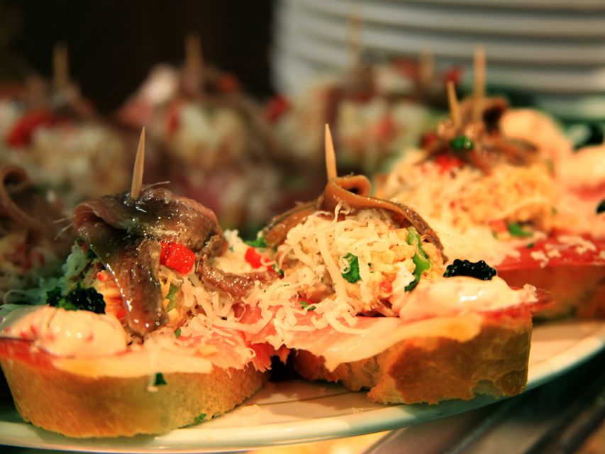 Barcelona: 4-Hour Tapas Evening Tour and Flamenco Show - The Flamenco finale at a downtown tablao