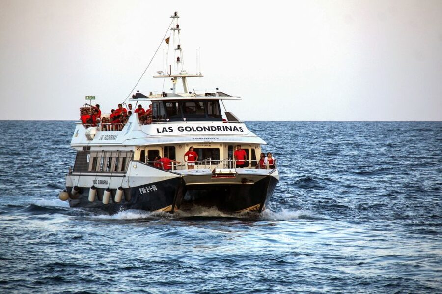 Barcelona: Boat Tour in Las Golondrinas - The 60-minute Skyline and Beaches Ride