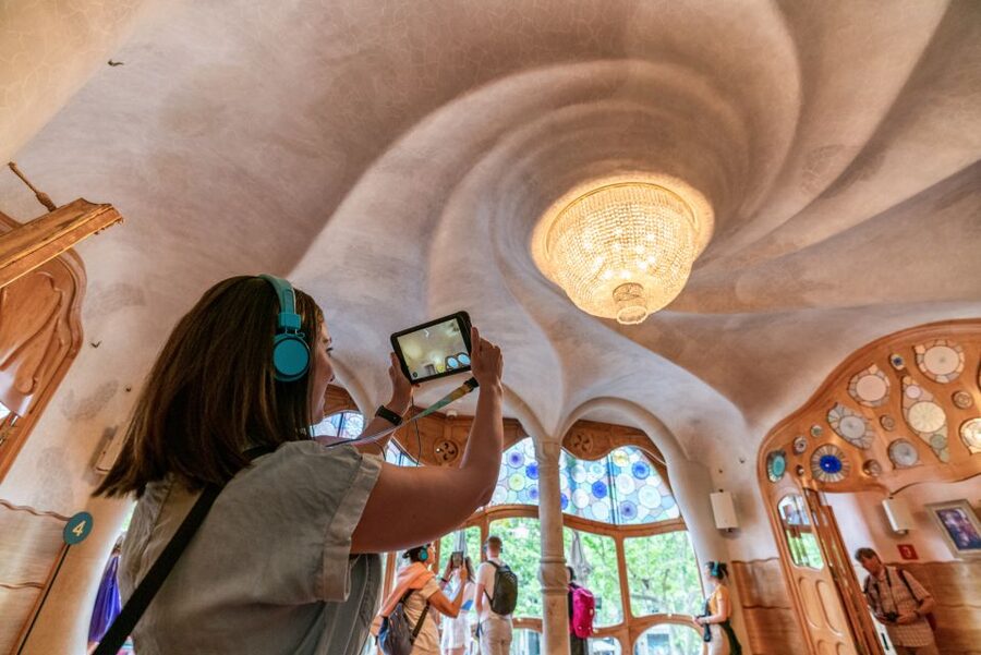 Barcelona: Casa Batlló Entry with Self-Audioguide Tour - The audioguide and digital layer