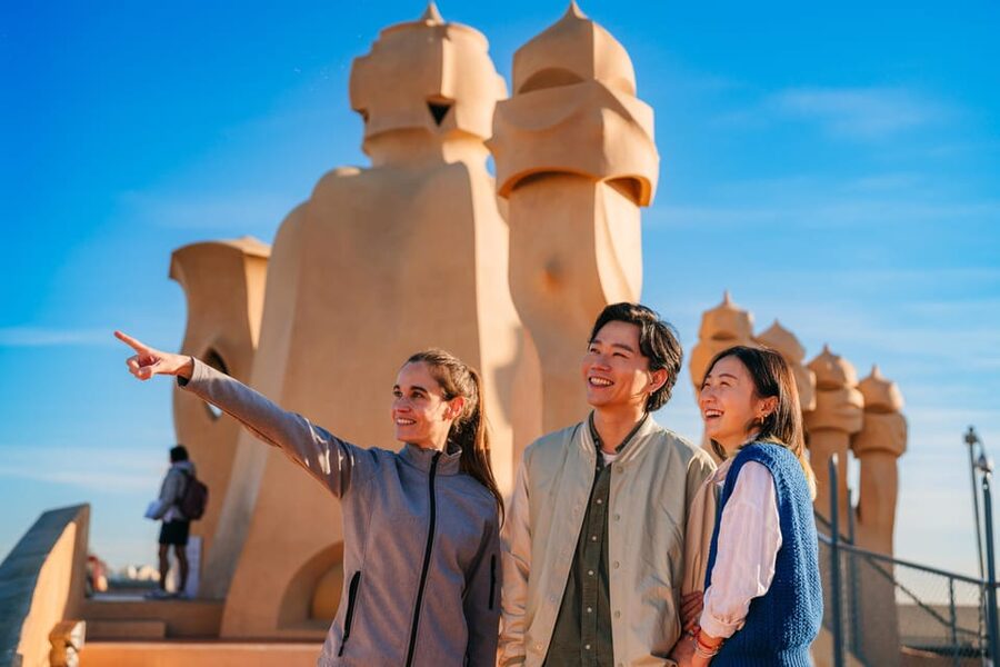 Barcelona: Casa Milà Early-Morning Access Guided Tour - Meeting your guide on Passeig de Gràcia