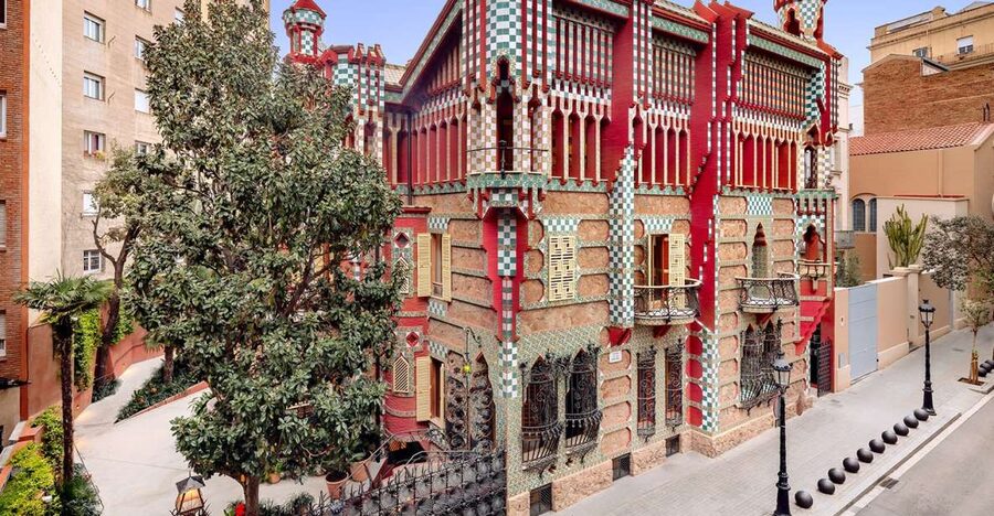 Barcelona: Casa Vicens, Pedrera, and Casa Batlló Guided Tour - Walking through Gràcia toward La Pedrera
