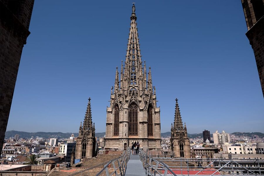 Barcelona: Cathedral of Barcelona Entry Ticket - Dress rules, quiet behavior, and practical details
