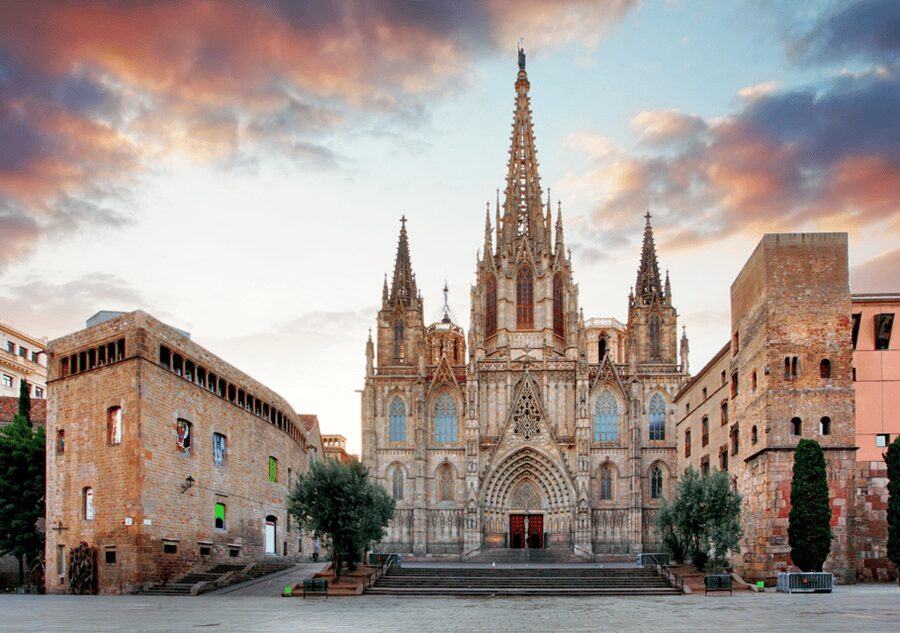 Barcelona Cathedral: Ticket, Guided Tour and VR Experience - Meeting your guide at Pla de la Seu