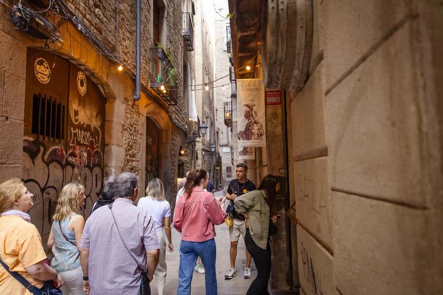 Barcelona: City Walking Tour with Local Guide - The Kiss of Freedom and the value of visual details
