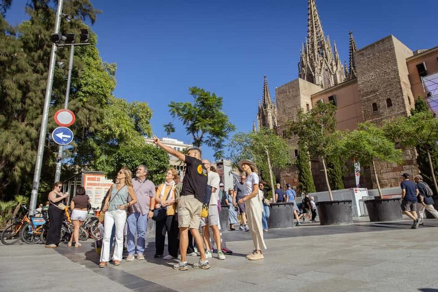 Barcelona: City Walking Tour with Local Guide - Escultura Barcino and the Roman starting point