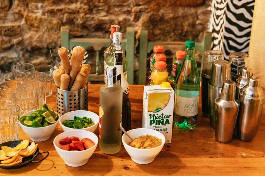 Barcelona: Cocktail Master Class by Mixologist with Tapas - Location and timing in the Gothic Quarter