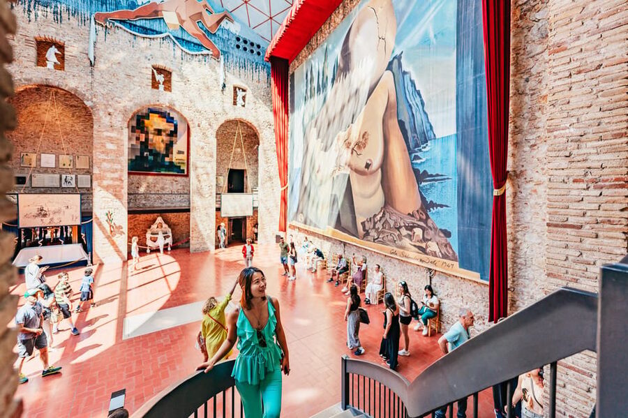 Barcelona: Dali Museum, House and Cadaques Guided Tour - Meeting in central Barcelona