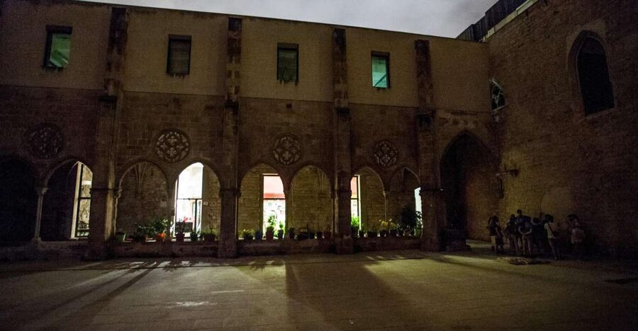 Barcelona: Dark History Night Walking Tour - Why Barcelona’s old streets work so well after dark