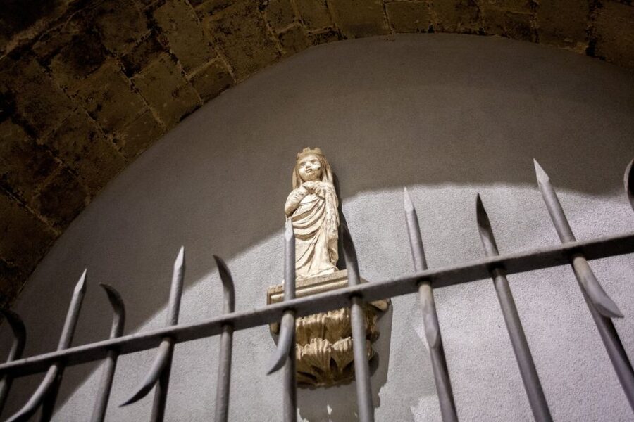Barcelona: Dark History Night Walking Tour - The guide can make or break this tour