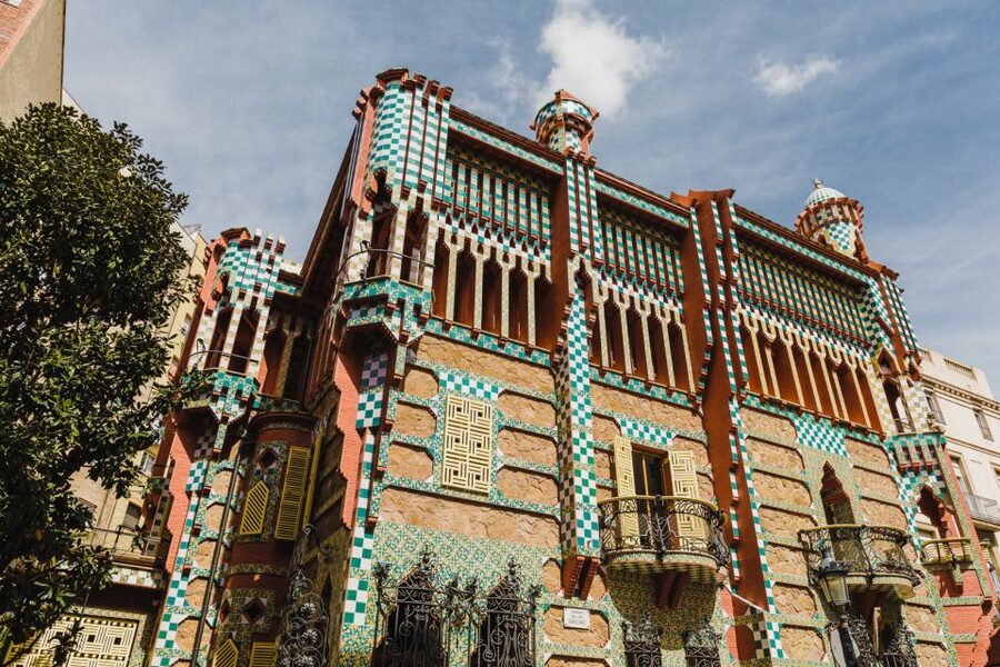 Barcelona: Discover Gaudí, Sagrada Familia, and Park Güell - How the walking and group format feel