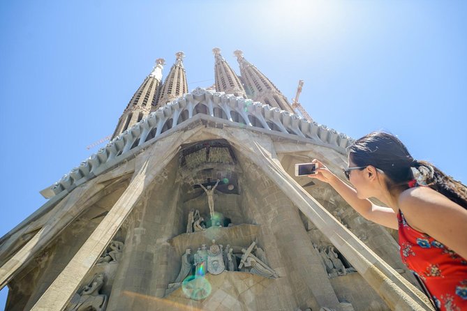 Barcelona e-Bike Tour: Gaudí & Old Town Small Group - Casa Milà, Casa Batlló, and modernist competition