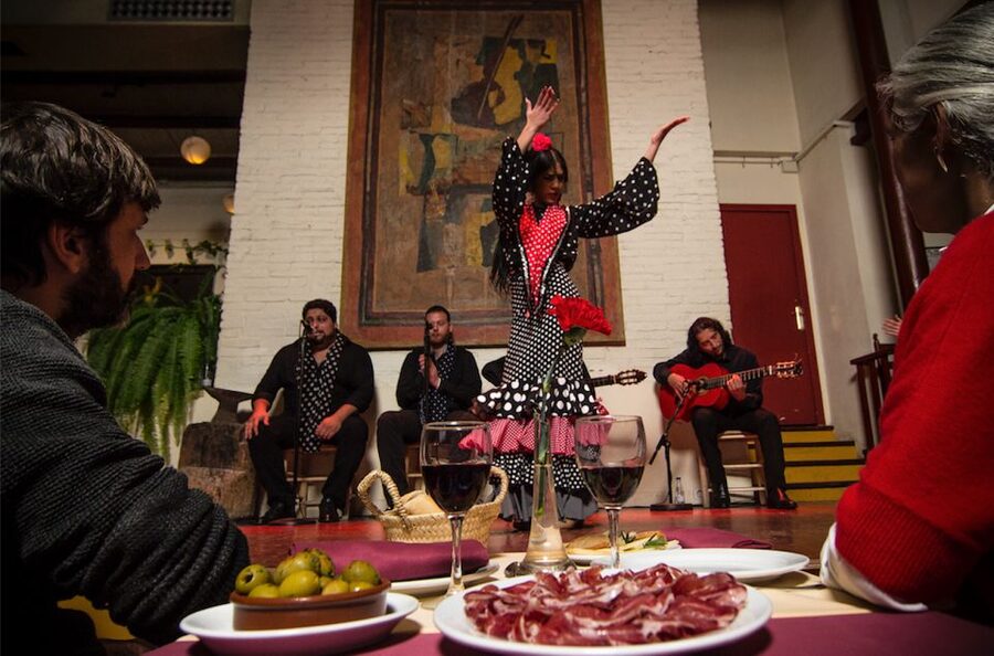 Barcelona: Flamenco Show with Dinner at Tablao de Carmen - Finding the correct entrance from Plaça d’Espanya