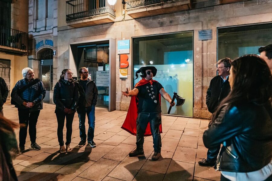 Barcelona: Gothic Quarter Ghosts and Legends Walking Tour - The guides make the biggest difference