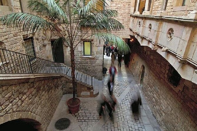 Barcelona Gothic Quarter Walking Tour - Group size, sound, and the two-hour length