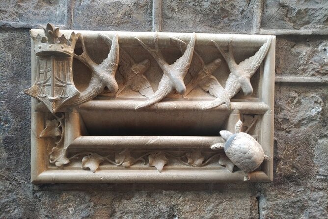 Barcelona Gothic Quarter Walking Tour with Tapas - Plaça de Catalunya gives you a useful starting point