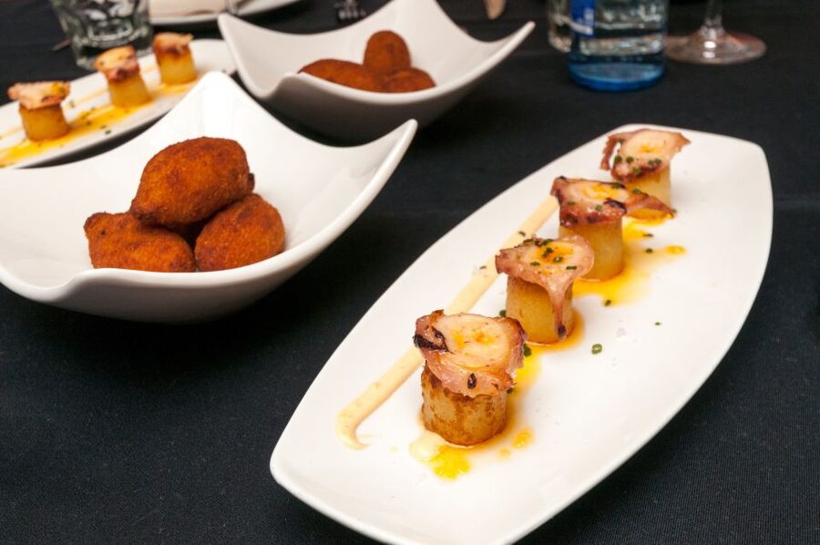 Barcelona Gourmet Food & Wine Tour with Local Expert - Why the small group improves the evening
