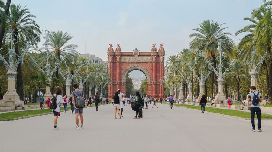 Barcelona: Guided Bike or E-Bike City Tour - Sagrada Família: the major architectural stop
