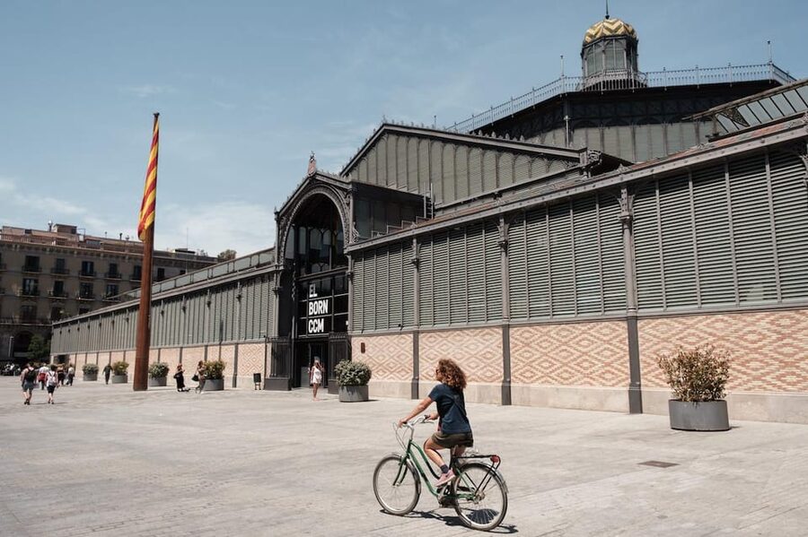 Barcelona: Guided Bike or E-Bike City Tour - Starting among the old city lanes at Plaça Reial