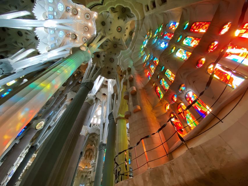 Barcelona: Guided Tour of Sagrada Familia - Why an evening visit works so well