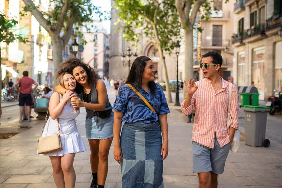 Barcelona: Guided Walking Tour - The Kiss of Freedom and a modern public memory