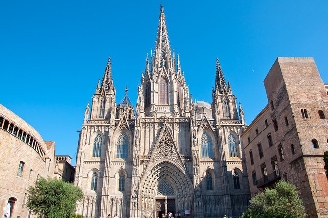 Barcelona Highlights Guided Tour with Monjuic Cable Car - The coach ride: a useful bridge across Barcelona