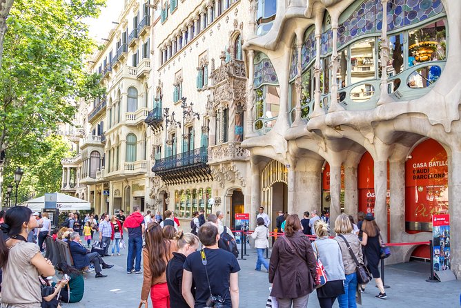 Barcelona Highlights & Montserrat with Port or Hotel Pick Up - Park Güell, the day’s main city walk